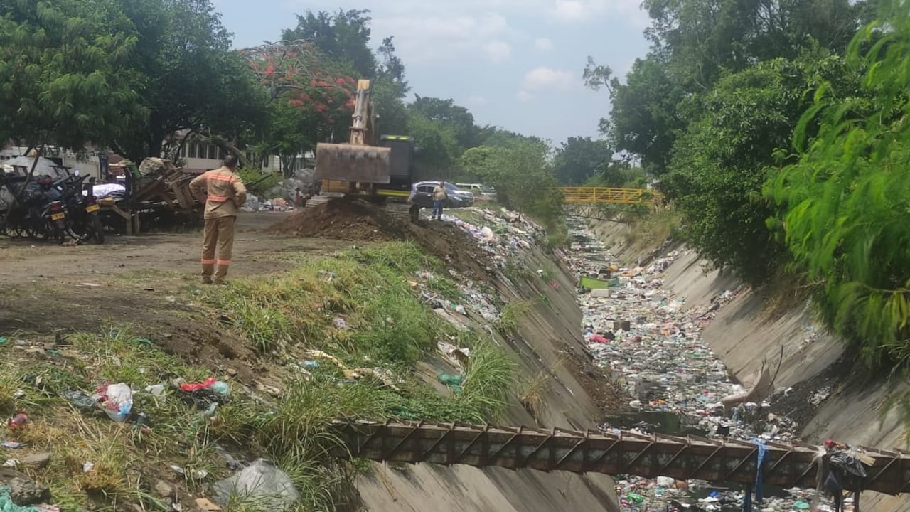 Preocupación en Cali por aparente descuido de canales de aguas lluvias.