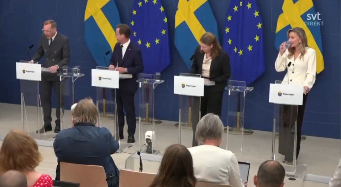 Varios ministros se apresuraron a ayudar a su colega