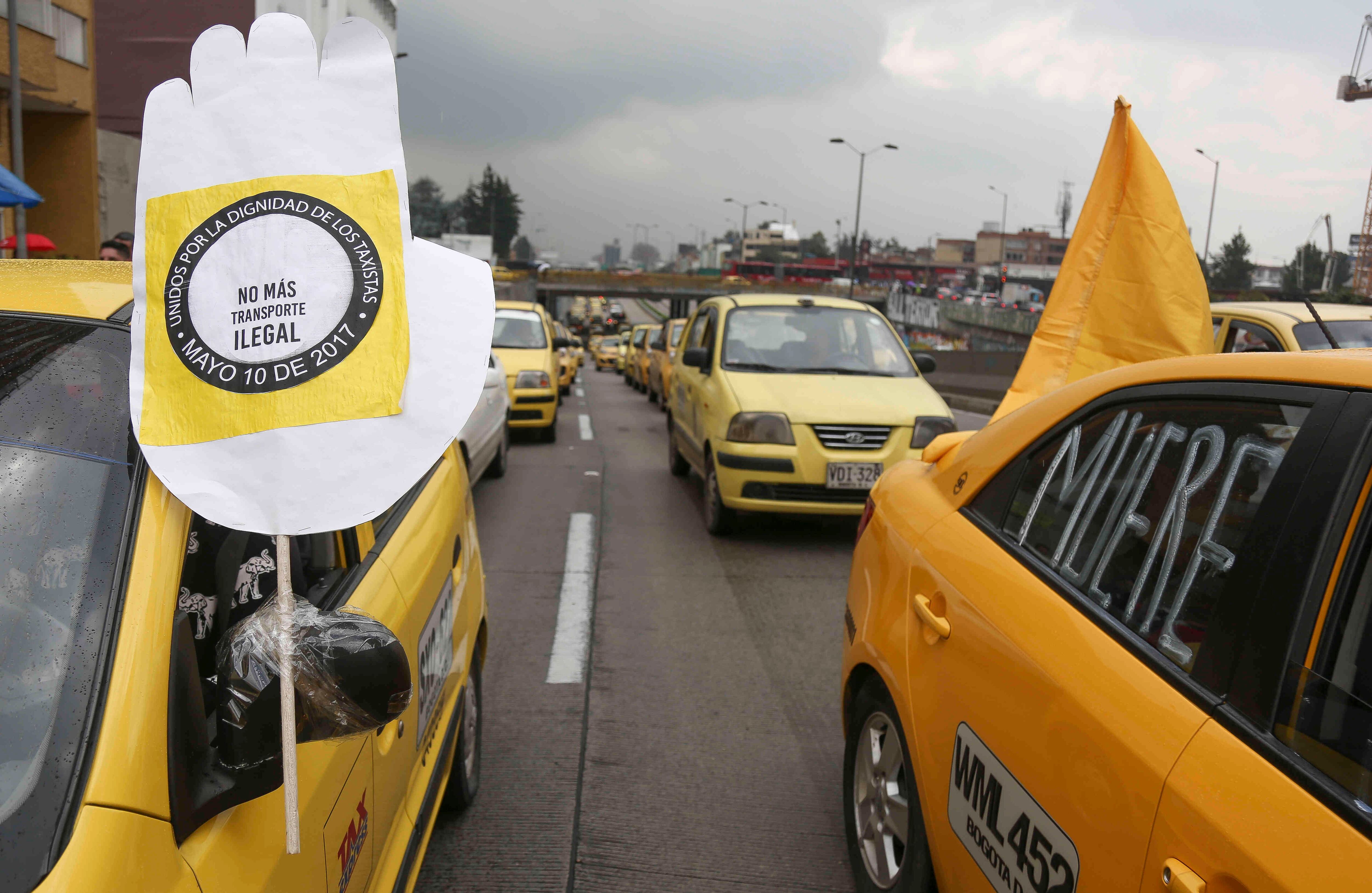 Los taxistas quieren que el Gobierno ponga freno a las aplicaciones de transporte como Uber y Cabify. En medio de las marchas las pancartas han dado fe de su inconformidad. Esteban Vega La-Rotta / Semana