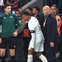 France's forward #10 Kylian Mbappe (C) reacts after picking up an injury following his team's first goal, next to France's head coach Zinedine Zidane during the UEFA Nations League (League A, Group 1) first leg football match between Turkey and France at the Kocaeli Stadium in Izmit, on September 25, 2026. (Photo by FRANCK FIFE / AFP)
