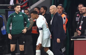France's forward #10 Kylian Mbappe (C) reacts after picking up an injury following his team's first goal, next to France's head coach Zinedine Zidane during the UEFA Nations League (League A, Group 1) first leg football match between Turkey and France at the Kocaeli Stadium in Izmit, on September 25, 2026. (Photo by FRANCK FIFE / AFP)