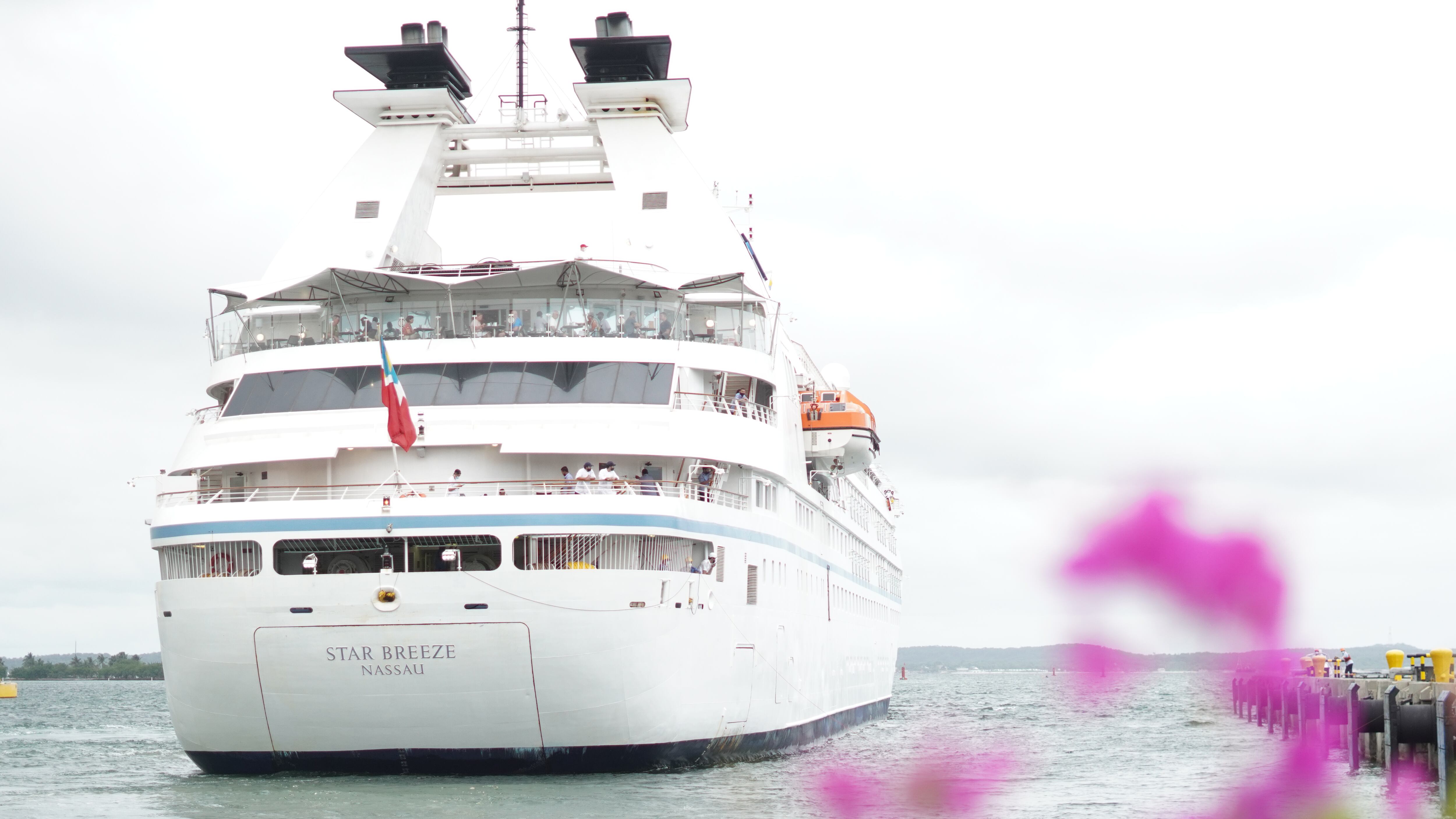 El Star Breeze es el primer navío en atracar en el puerto desde que comenzó la pandemia.