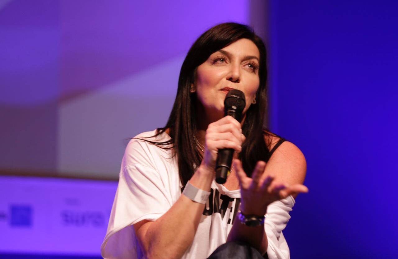 Isabella Santodomingo participó en el conversatorio 'Dos grandes irreverentes al banquillo', con Daniel Samper Ospina, en el que dijo, entre otras cosas, que "tener muchos seguidores en redes sociales sirve para lo mismo que tener mucha plata en Monopolio".