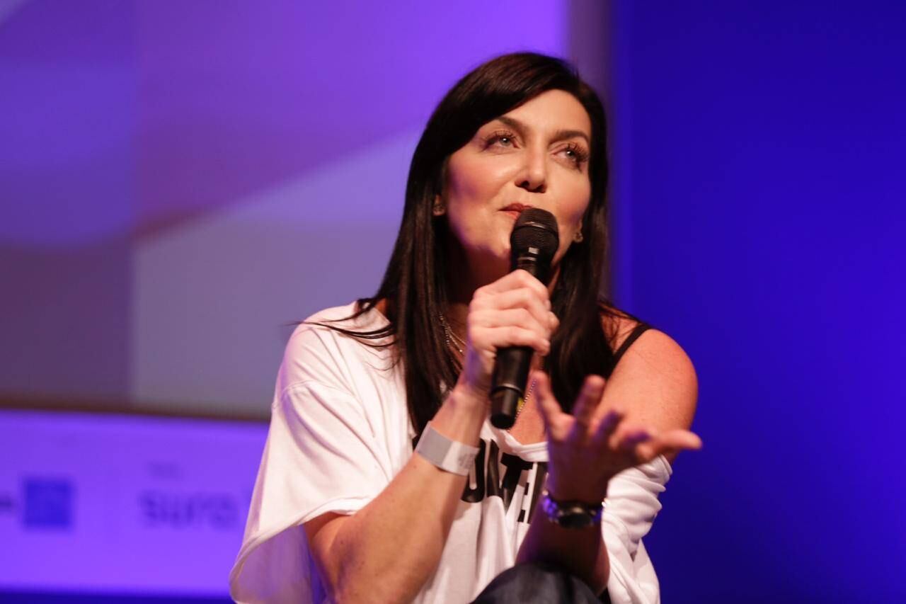 A través de las historias de su cuenta de Instagram publicó dos fotografías en las que le puede ver en una cama de hospital y varios moretones en uno de sus brazos, acompañado de varios mensajes.