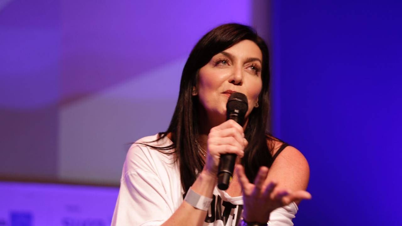 A través de las historias de su cuenta de Instagram publicó dos fotografías en las que le puede ver en una cama de hospital y varios moretones en uno de sus brazos, acompañado de varios mensajes.