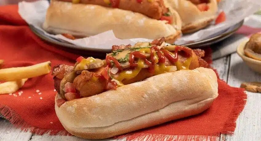 perro caliente con queso y champiñones