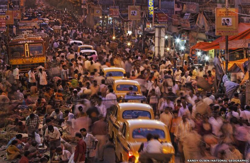 Una calle de Calcuta repleta de vendedores, peatones y taxis es sólo una de las fotografías que están disponibles en la subasta que conmemora el aniversario número 125 de National Geographic. (Foto original de NatGeo / Tomada de BBC Mundo).