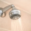 Las duchas se deben instalar con precaución para evitar accidentes.