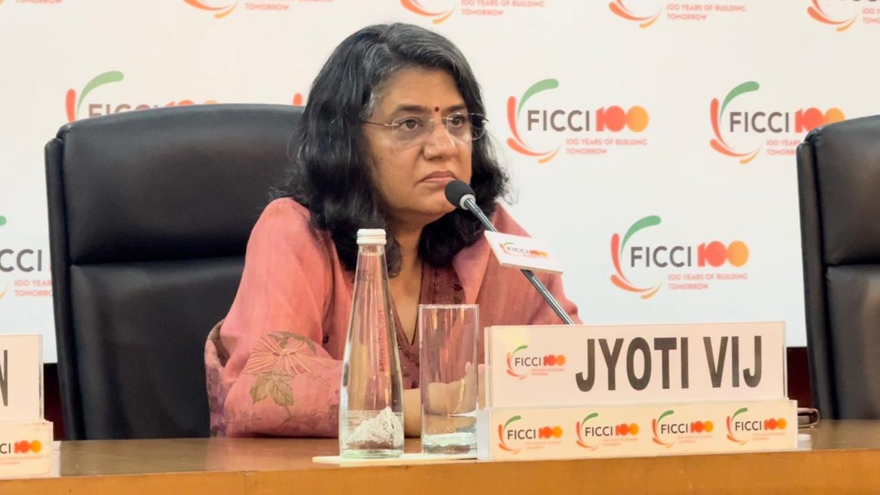 “Deben unirse, hacer difusión de información sobre las oportunidades en Colombia, incluidas las cámaras, para compartir los esquemas disponibles e invitar a las empresas indias a hacer negocios en Colombia”, planteó.