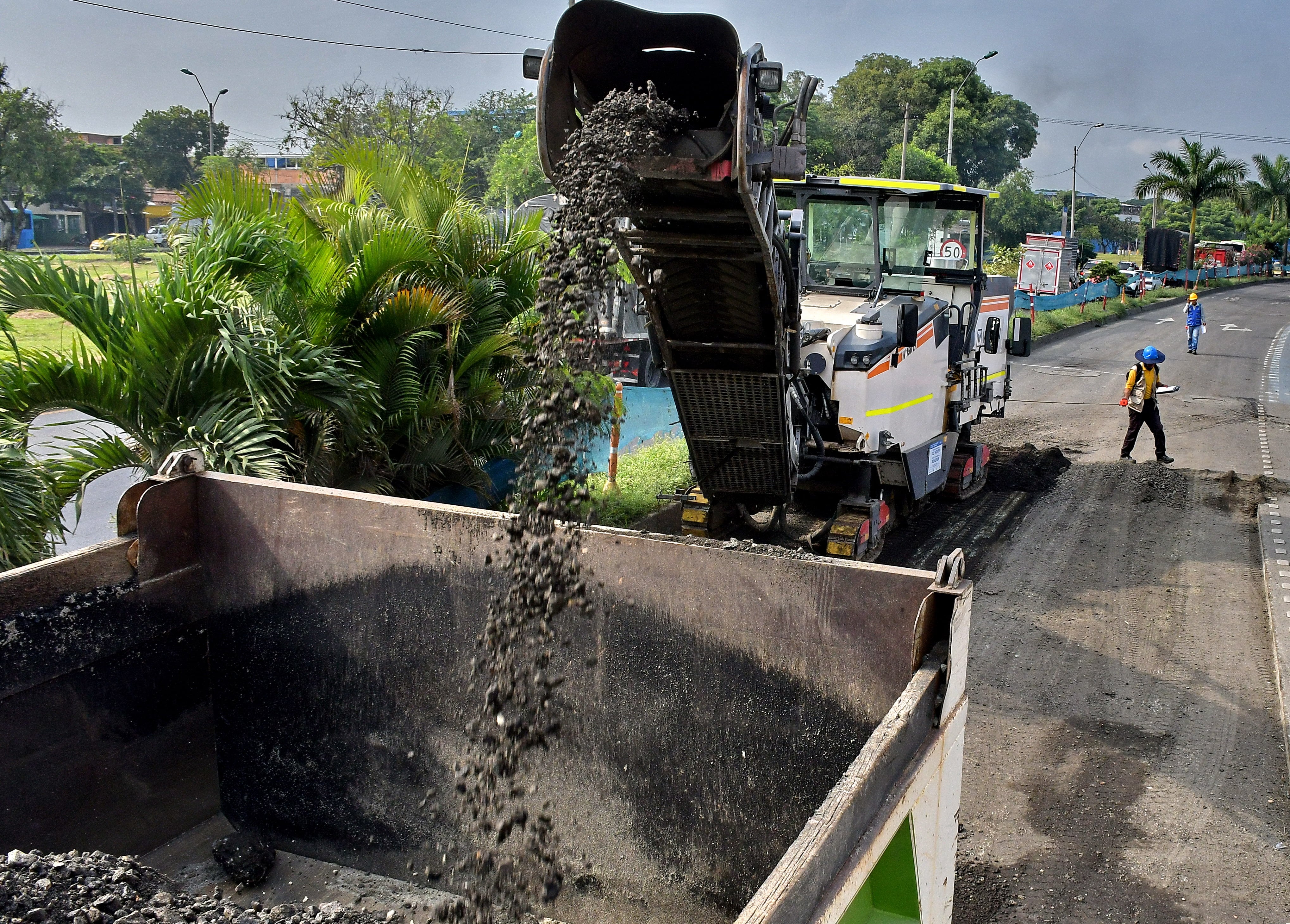En la Calle 70, Alcaldía de Cali empieza a recuperar la malla vial, El grupo operativo de la Secretaría de Infraestructura de Cali avanza en su propósito de recuperar esta zona de la ciudad. Fotos Raúl Palacios / El Pais Cali.