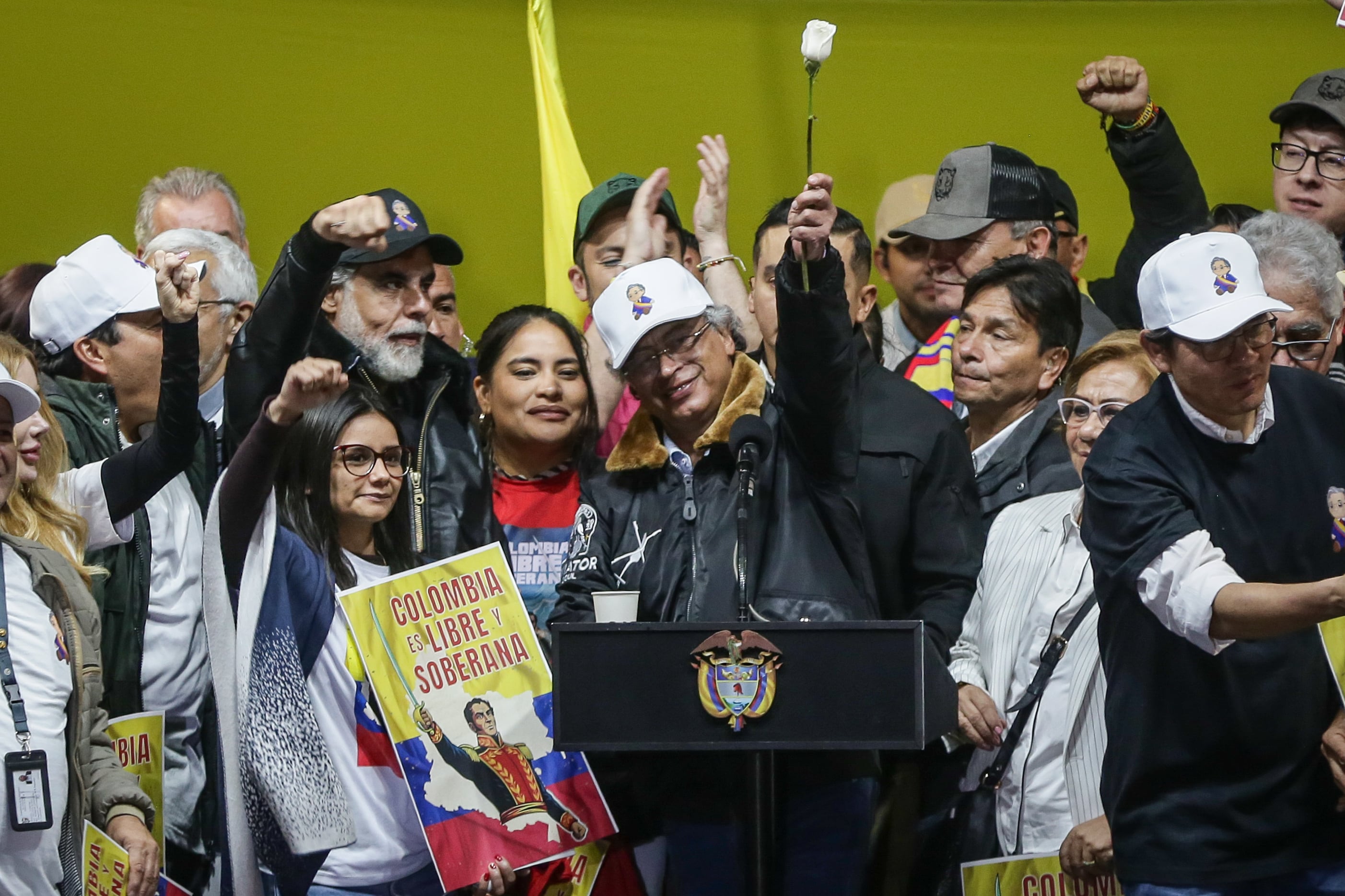 El Presidente Gustavo Petro se dirigió a los colombianos en la Plaza de Bolívar, tras la marcha convocada por la soberanía y la democracia.