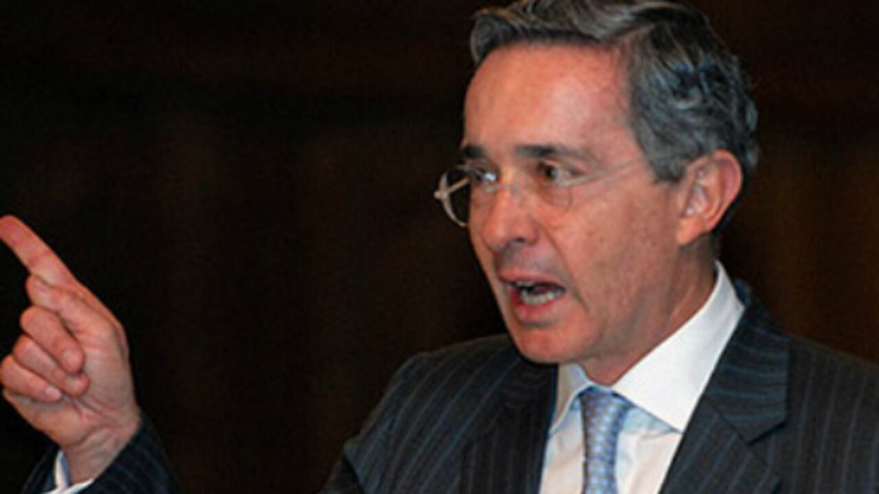 Álvaro Uribe: el ex presidente de la República de Colombia 2002-2010, tiene 10.160 fans (cantidad de personas que han interactuado con él en twitter durante mayo) y 2.210.728 seguidores.En el último mes ha ‘tuitiado’ 289 veces.