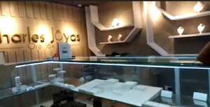 Los ladrones intimidaron a los trabajadores del local y se llevaron todo.