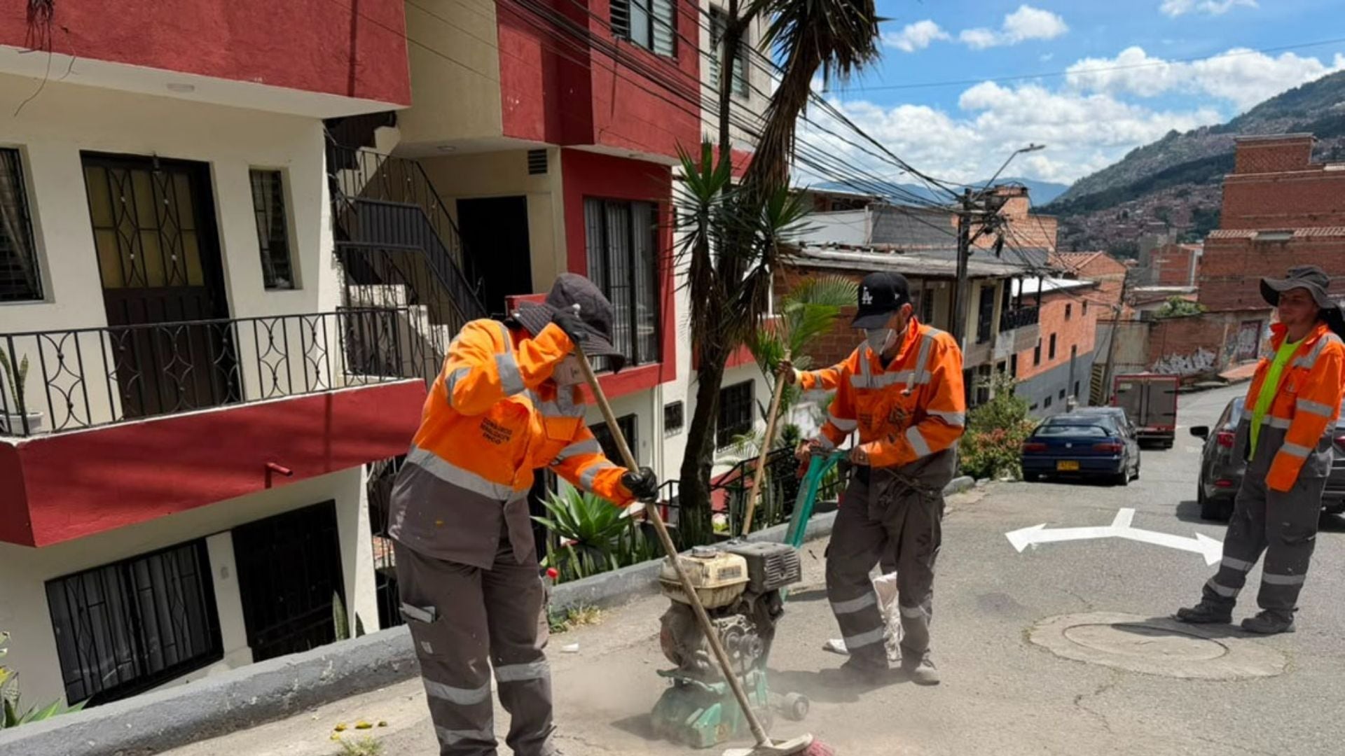 Las nuevas flechas ya toman forma en las calles del centro oriente de Medellín, como parte de la intervención que busca ordenar la circulación y mejorar la movilidad en la zona.