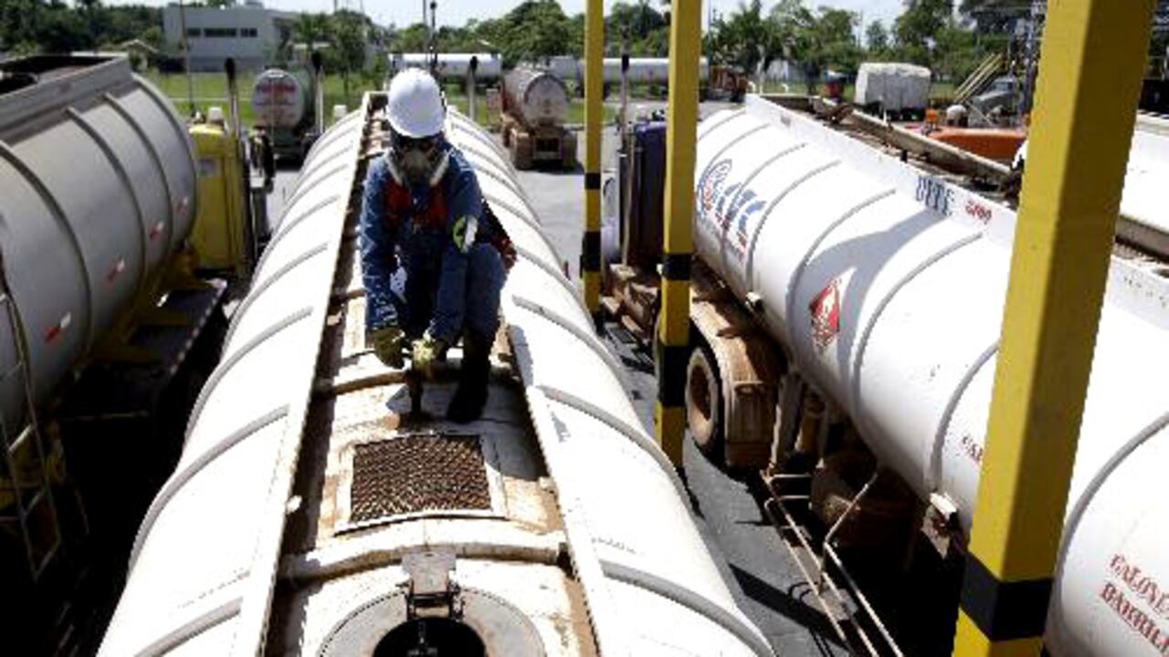 En 2014, la producción promedio diaria de crudo de Colombia cerró en 988.100 barriles, ligeramente por debajo de la meta y en gran medida debido a una serie de ataques que sufrió la infraestructura petrolera por parte de las guerrillas de izquierda.