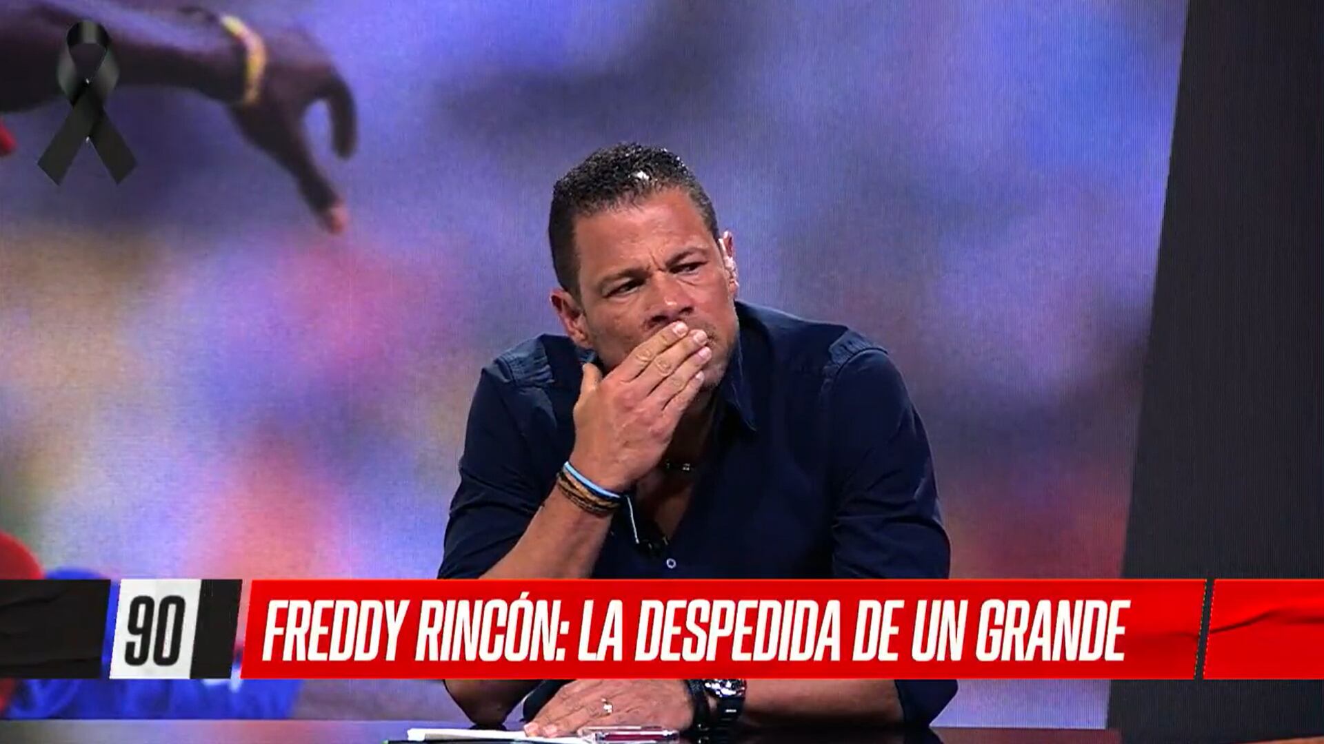 Óscar Córdoba rompe en llanto luego de conocer la noticia del fallecimiento de Freddy Rincón.