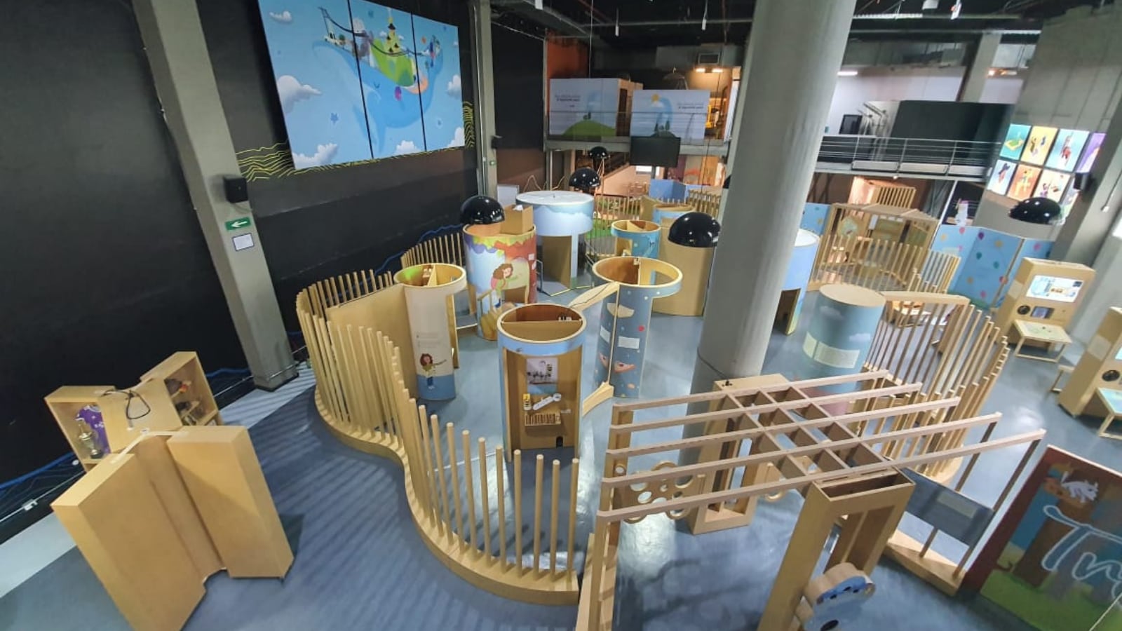 Es una invitación para que niños y adultos se pongan en los zapatos de los migrantes.