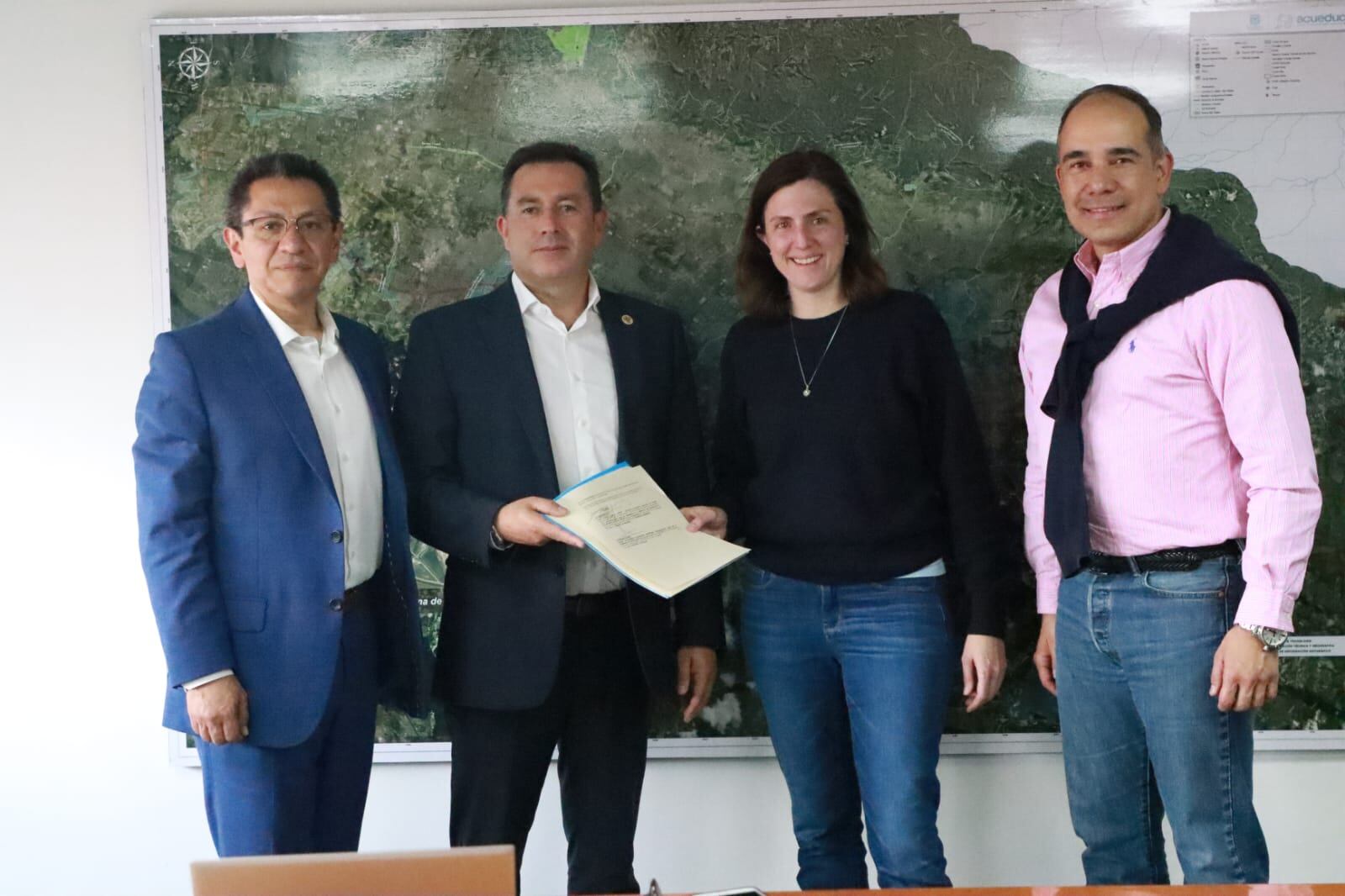 Hugo Rodríguez, gerente Empresa de Servicios Públicos de Cajicá; Fabio Ramírez, alcalde municipal de Cajicá; Cristina Arango, gerente EAAB