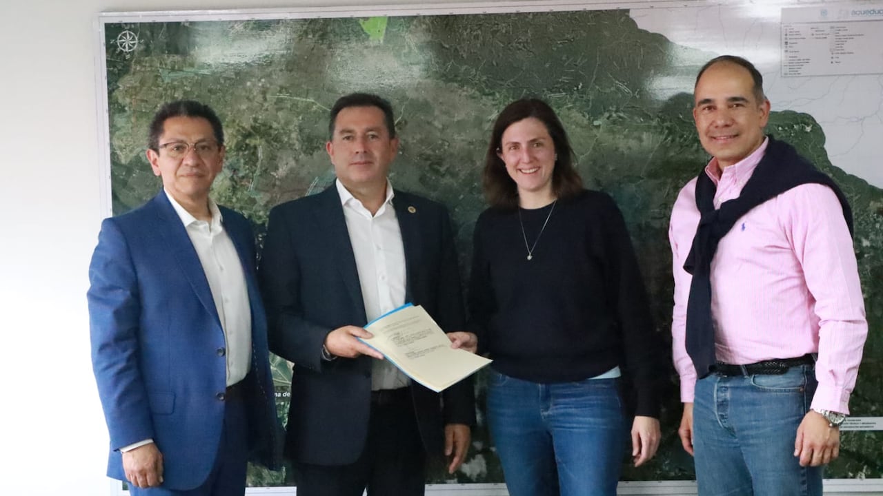 Hugo Rodríguez, gerente Empresa de Servicios Públicos de Cajicá; Fabio Ramírez, alcalde municipal de Cajicá; Cristina Arango, gerente EAAB