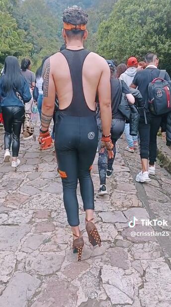 El joven desfiló por el sendero como si se tratara de una pasarela.