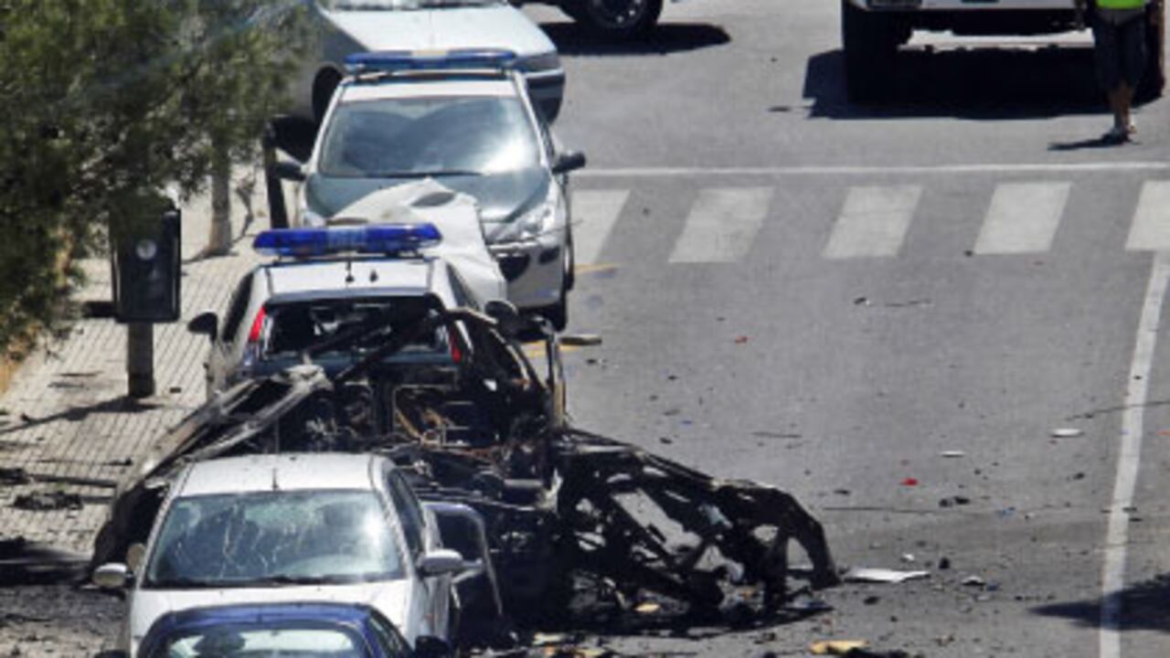 En Mallorca, una bomba mató a dos guardias civiles en su carro.