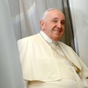 El Papa Francisco regresando de Yuba (Sudán del Sur), el 5 de febrero de 2023, a bordo del avión papal con destino a Roma, marcando la conclusión de su Viaje Apostólico de 6 días a Sudán del Sur y la República Democrática del Congo. (Foto de Vatican Media vía Vatican Pool/Getty Images)