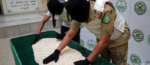 Oficiales de la Dirección de Control de Narcóticos de Arabia Saudí inspeccionan pastillas de captagón consfiscadas