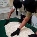 Oficiales de la Dirección de Control de Narcóticos de Arabia Saudí inspeccionan pastillas de captagón consfiscadas