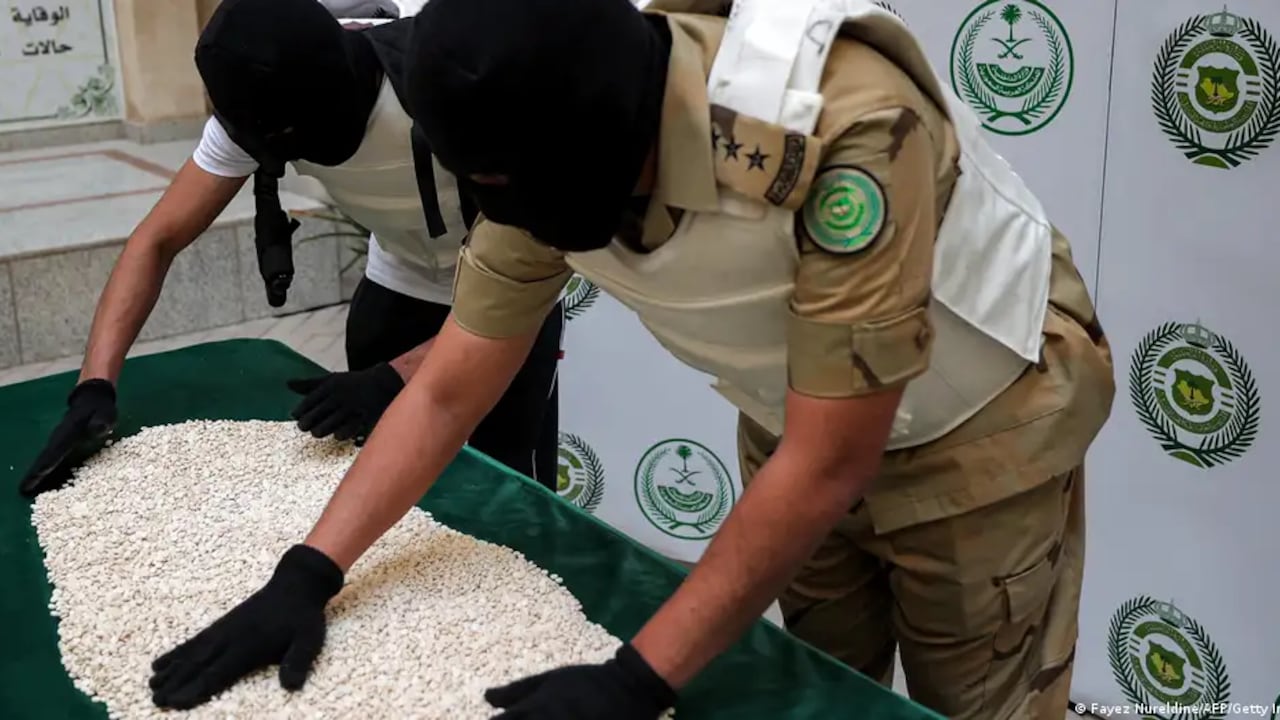 Oficiales de la Dirección de Control de Narcóticos de Arabia Saudí inspeccionan pastillas de captagón consfiscadas