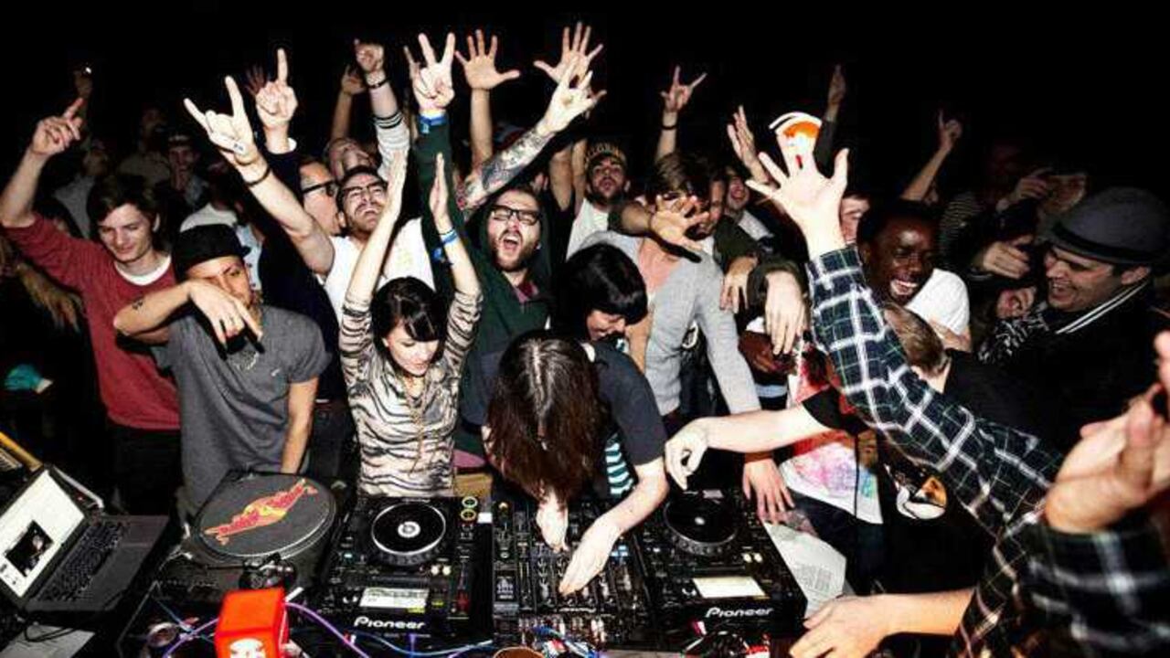 Una característica de las sesiones: la gente siempre baila detrás del dj.