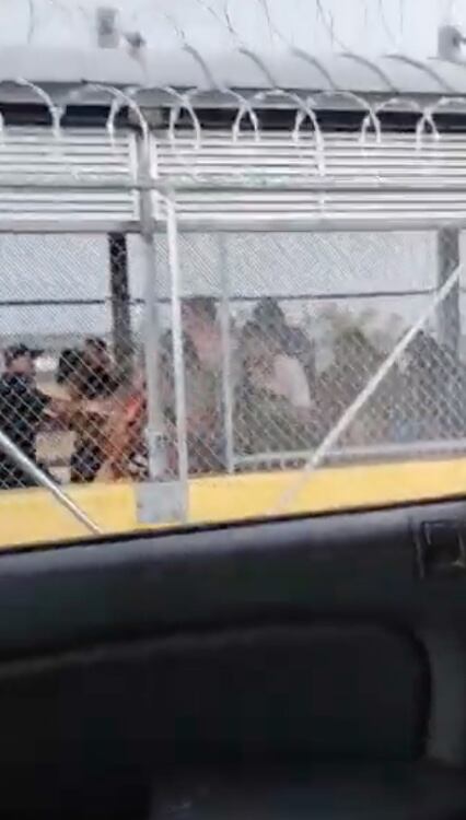 La multitud de migrante intentó cruzar la frontera por un estrecho túnel