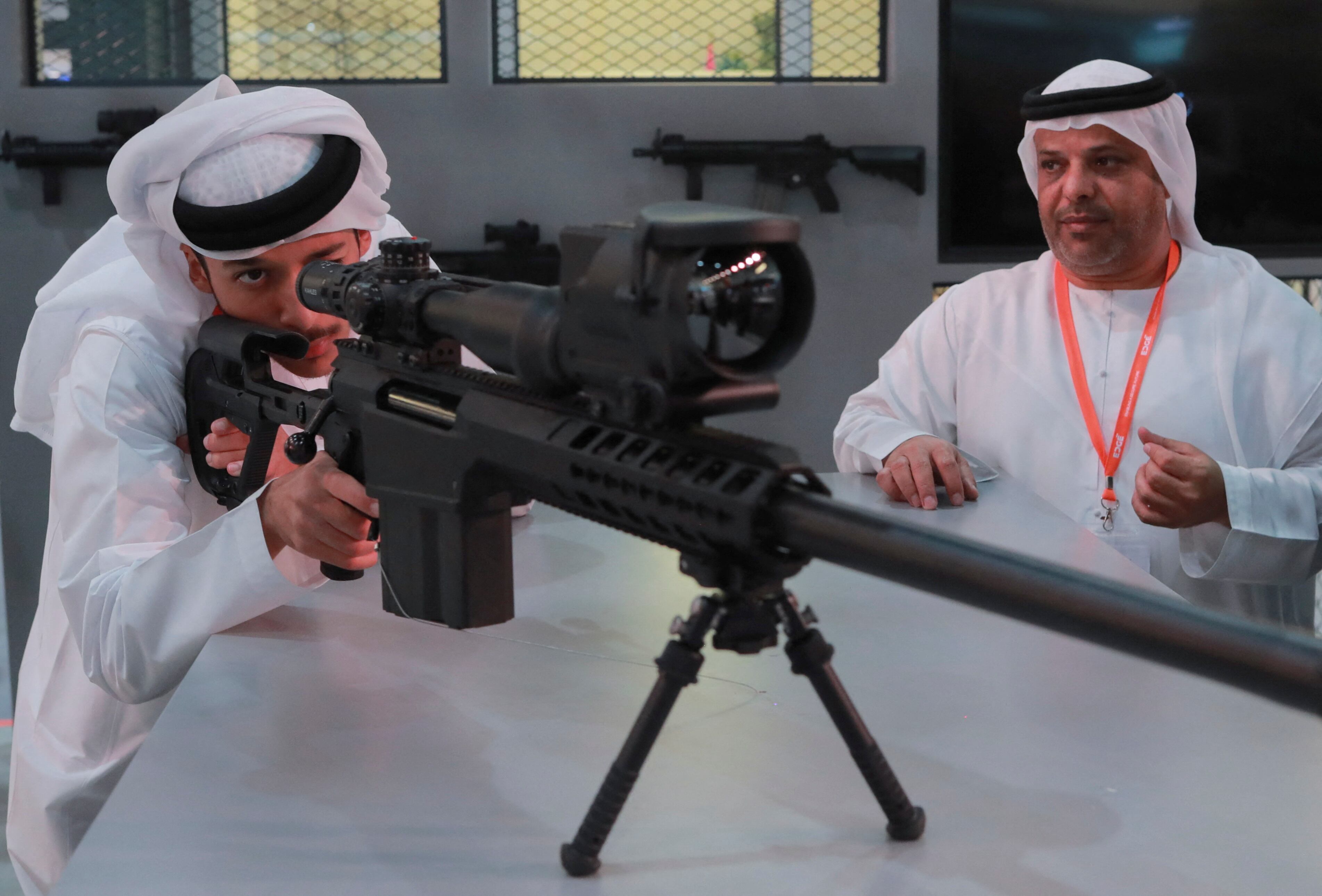 Una persona revisa un arma en la Exposición y Conferencia Internacional de Defensa (IDEX) en Abu Dhabi, Emiratos Árabes Unidos