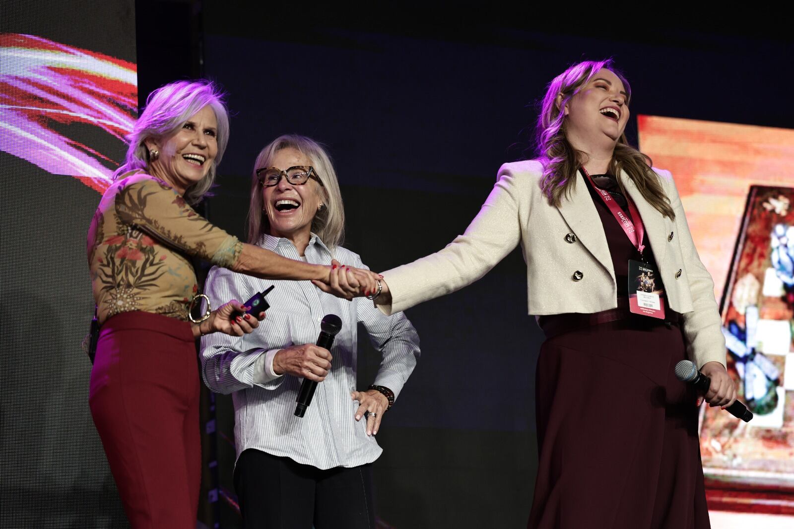 Rita Karanauskas junto a las afiliadas del Circulo de Mujeres Semana Dinero 2025