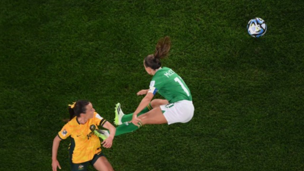 Katie Mccabe y su patada a jugadora australiana.