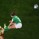 Katie Mccabe y su patada a jugadora australiana.