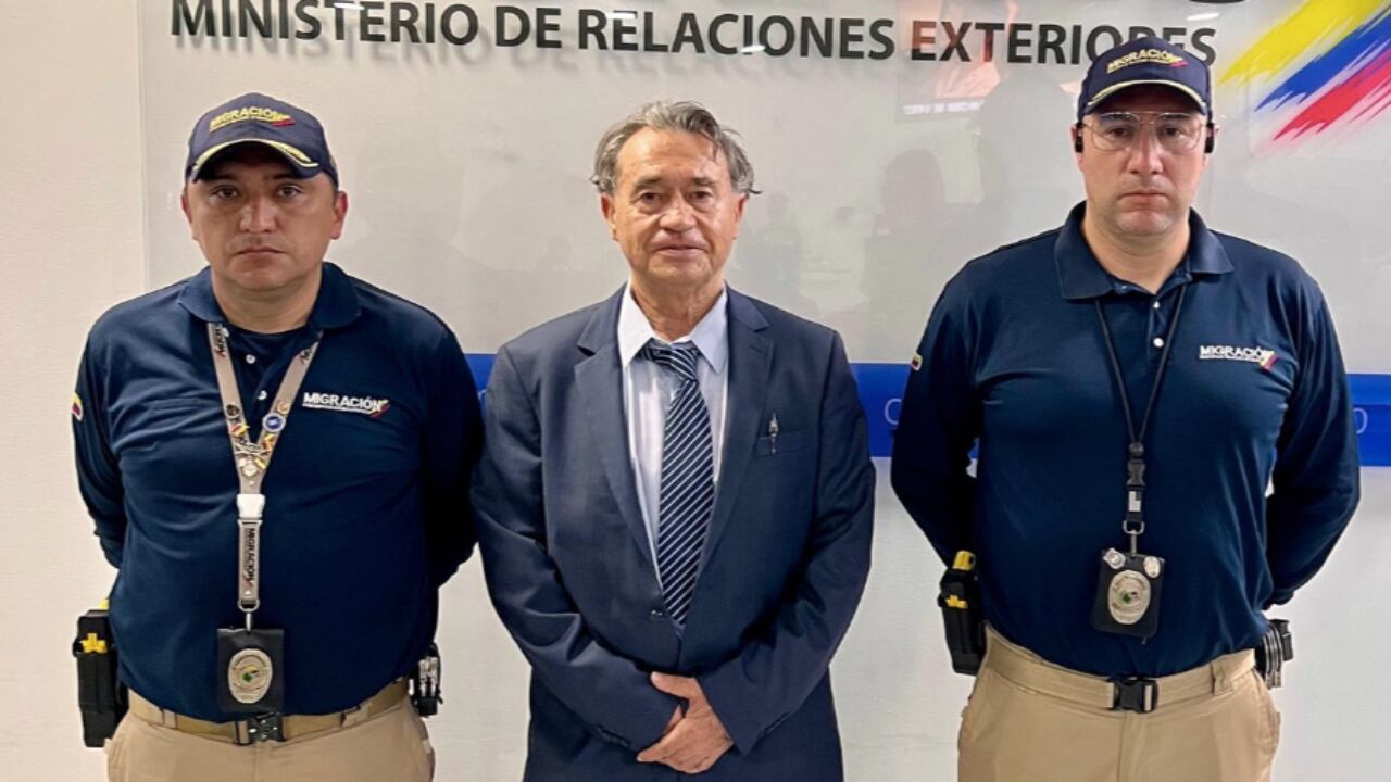 En el centro de la imagen, Carlos Lehder.