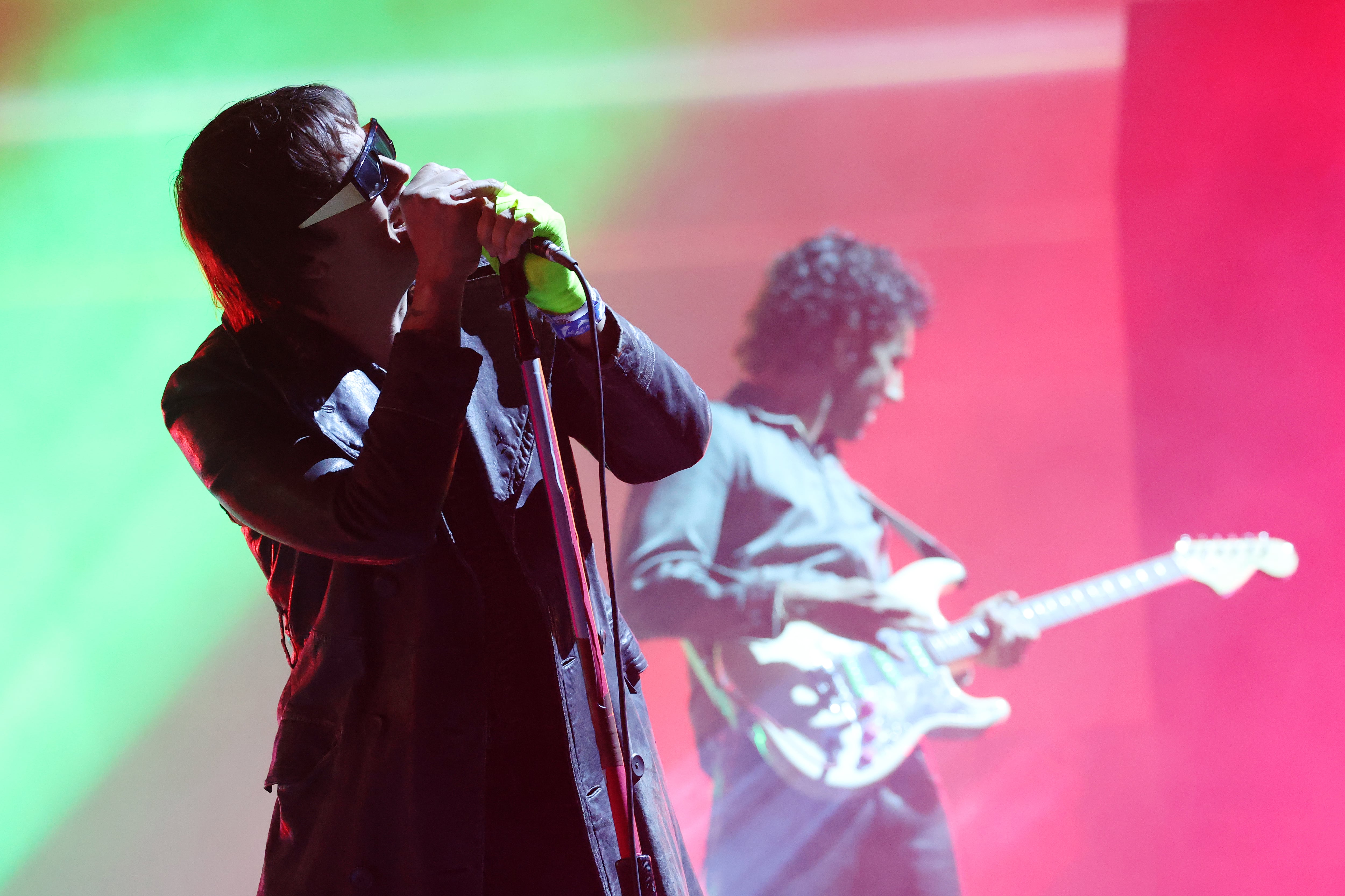 Julian Casablancas, la voz de The Strokes, y Albert Hammond Jr, una de sus guitarras, en Coachella 2026. El segundo fin de semana fue particularmente expresivo para esta banda.