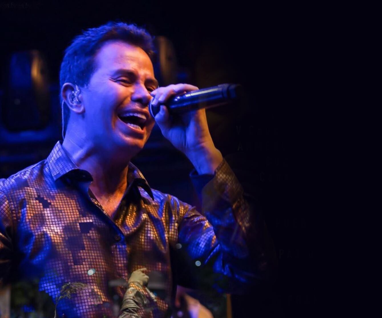 “Desde la primera vez que yo me paré en un escenario, sabía que podía. La gente me aplaudía y coreaba mis canciones, y me hicieron entender que esto era lo mío. Que podía lograr grandes cosas”: Jhonny Rivera.