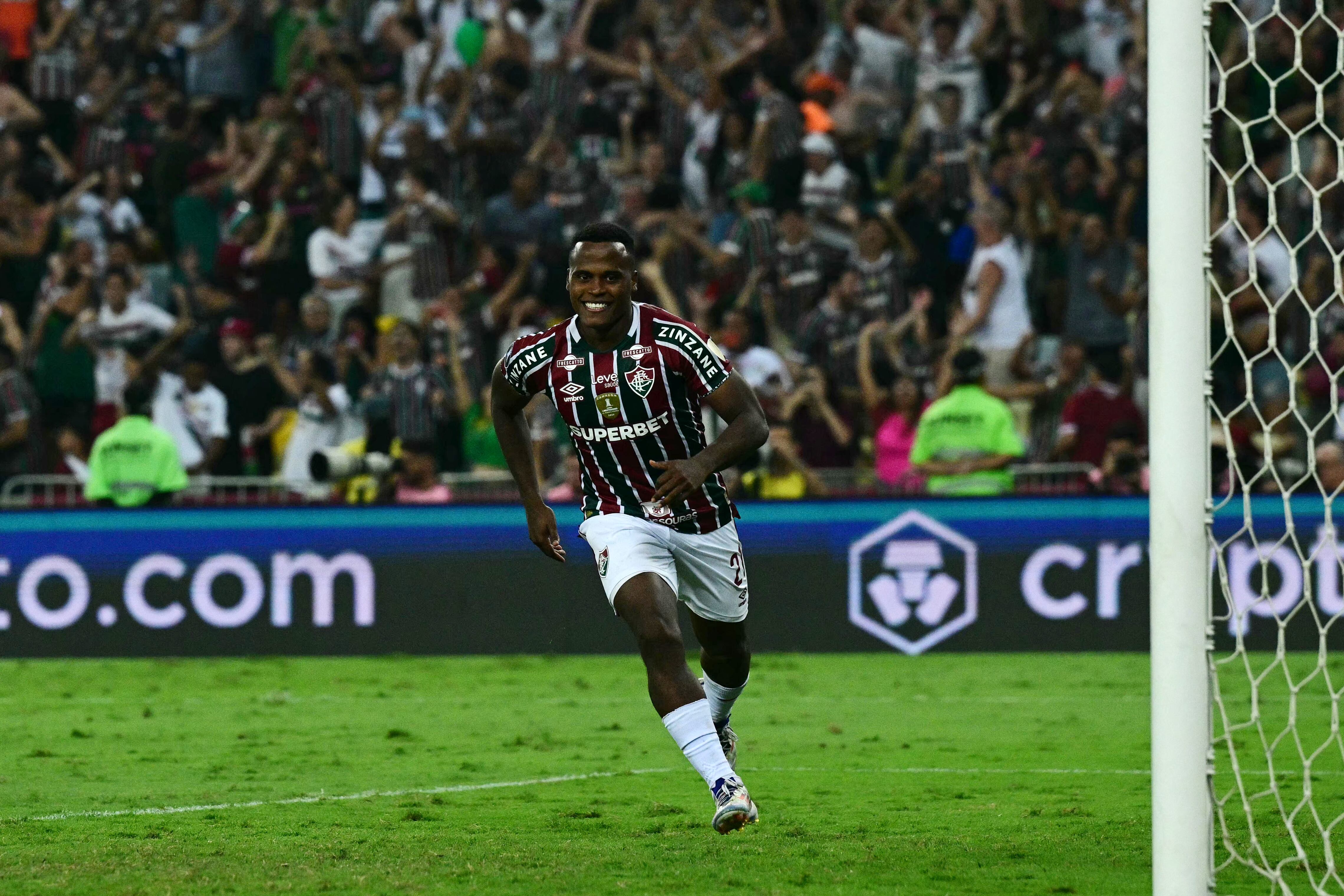 Fluminense's Colombian midfielder Jhon Arias celebrates after scoring the last penalty kick in the shootout to win the Copa Libertadores round of 16 second leg all-Brazilian football match between Fluminense and Gremio at the Maracana stadium in Rio de Janeiro, Brazil, on August 20, 2024. (Photo by Pablo PORCIUNCULA / AFP)