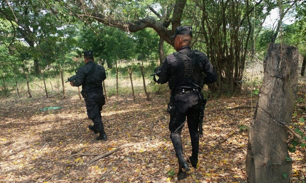 HRW denuncia algunas faltas a los DD.HH. por parte del Gobierno Bukele, denunciando arrestos o detenciones sin soporte legal.