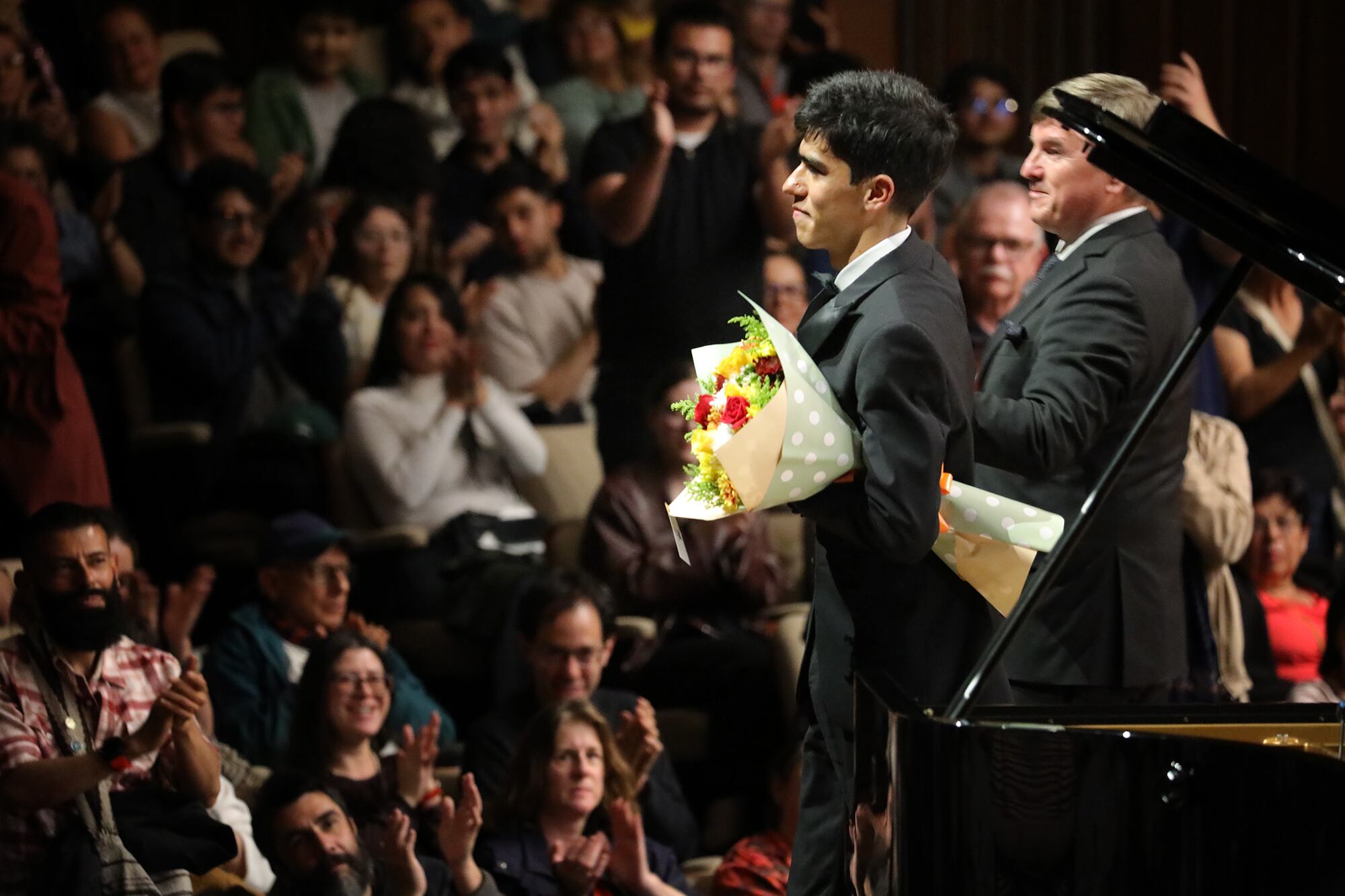 Daniel Díaz ovacionado por el público en el León de Greiff.