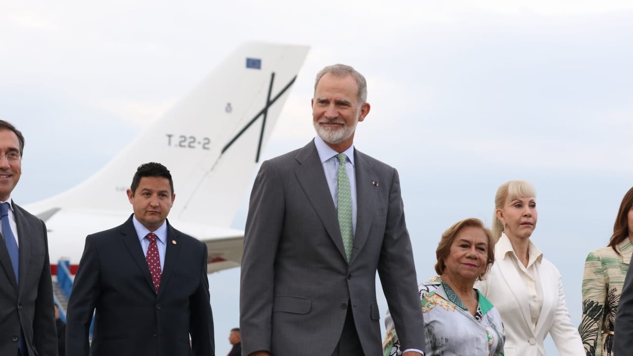El rey Felipe VI de España llegando a Cali y siendo recibido por la excanciller Yolanda Villavicencio.