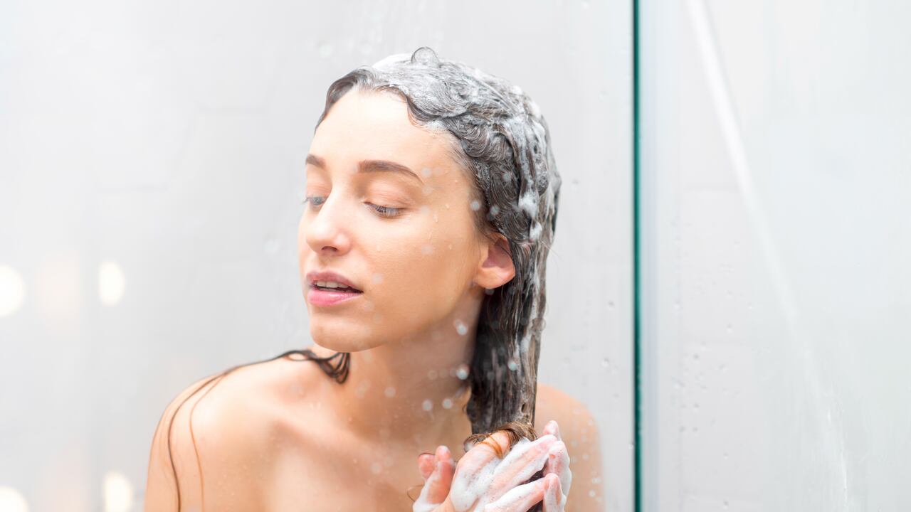 Tener una rutina de belleza es ideal par acelerar el crecimiento del pelo.