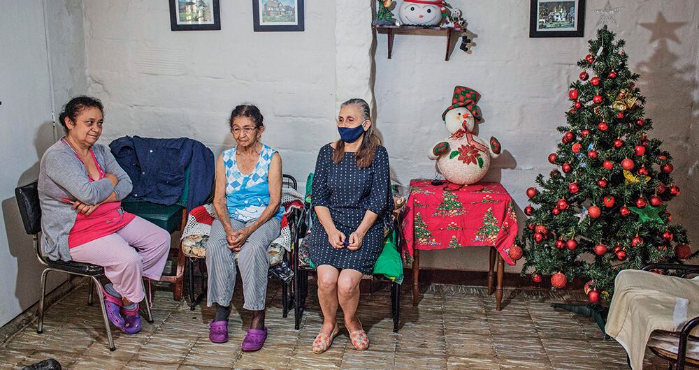 Denis Orrego (derecha) y su familia han sobrevivido a la pandemia gracias a la ayuda de sus hermanos en la fe, que desde la iglesia bautista Alas de Salvación se han preocupado por su bienestar. Hay días en los que no puede consumir más de una comida.