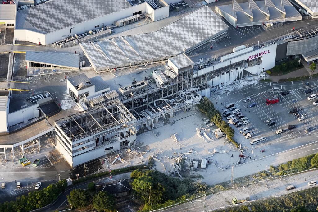 Esta imagen aérea muestra el centro comercial AEON dañado tras un terremoto en Kashima, prefectura de Kumamoto, en el sur de Japón, el martes 28 de julio de 2026.