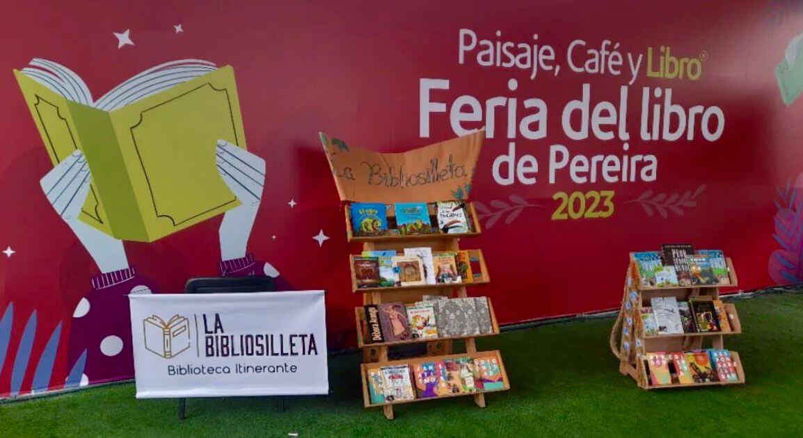 La rutina de Bibliosilleta funciona como un ritual. En cada salida, el grupo selecciona el material de libros que viajará con ellos.
