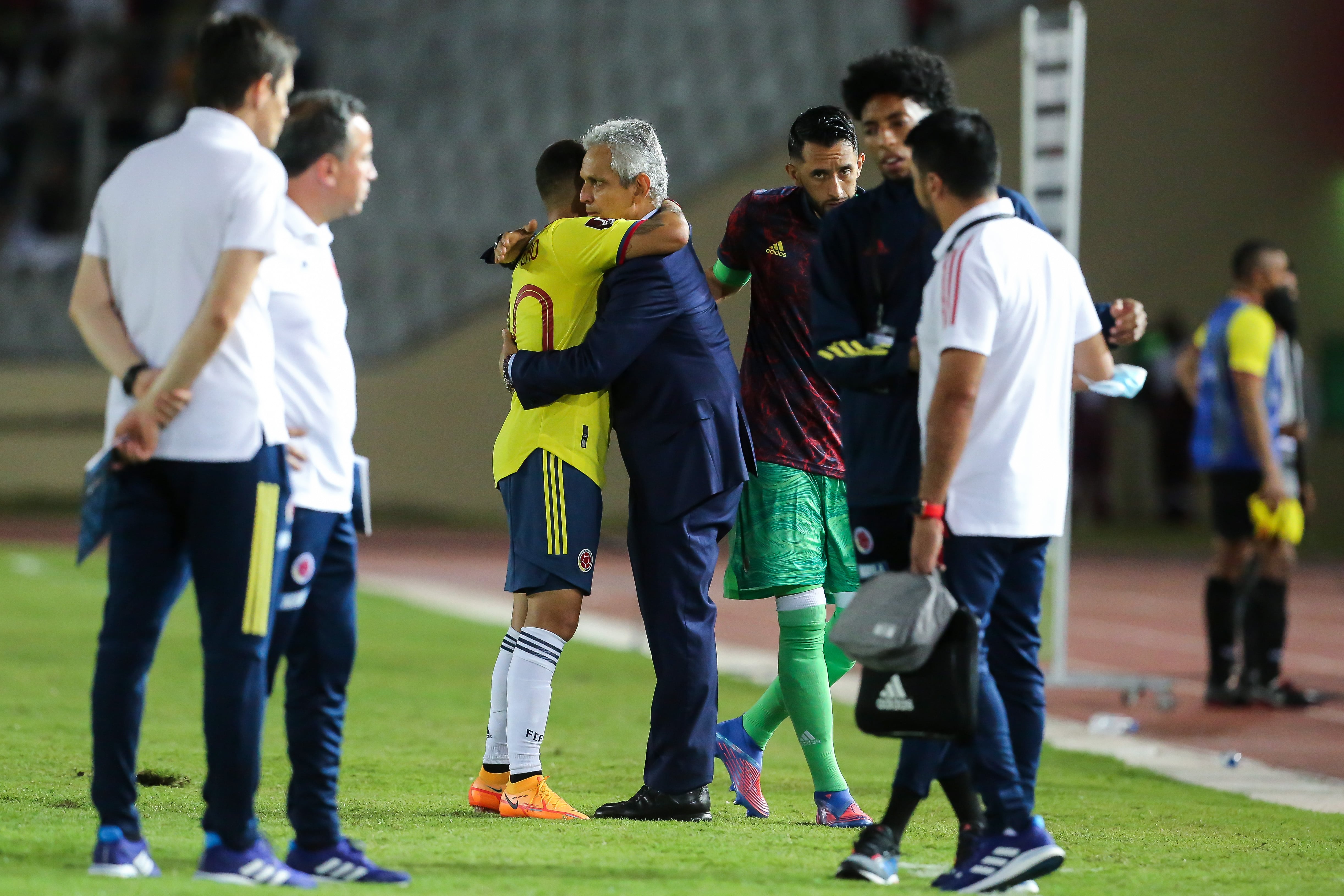 Reinaldo Rueda consolando a Juan Fernando Quintero después de la eliminación.
