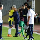 Reinaldo Rueda consolando a Juan Fernando Quintero después de la eliminación.