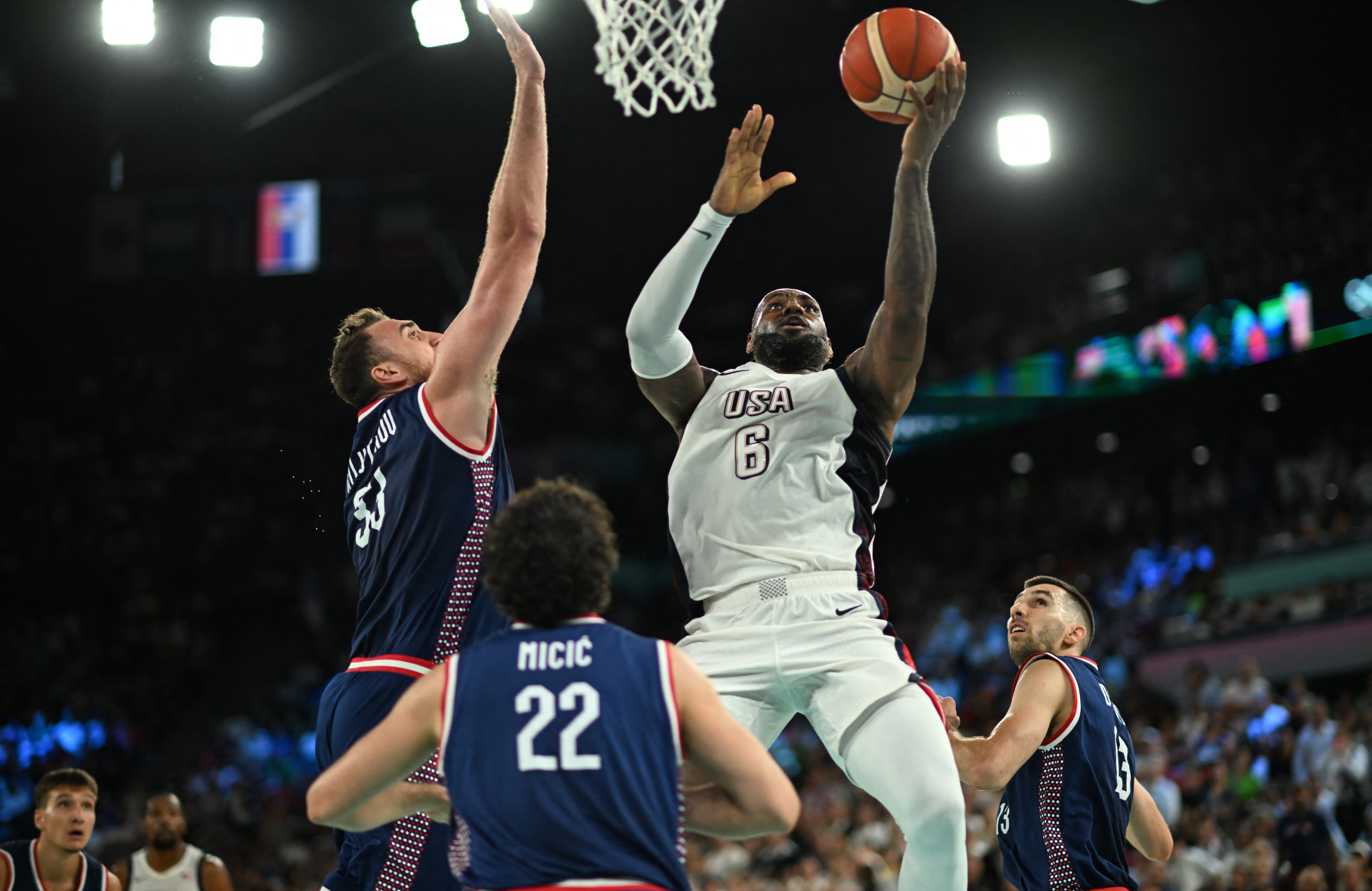 El número 06 de EE. UU. LeBron James va a la canasta en el partido semifinal de baloncesto masculino entre EE. UU. y Serbia durante los Juegos Olímpicos de París 2024