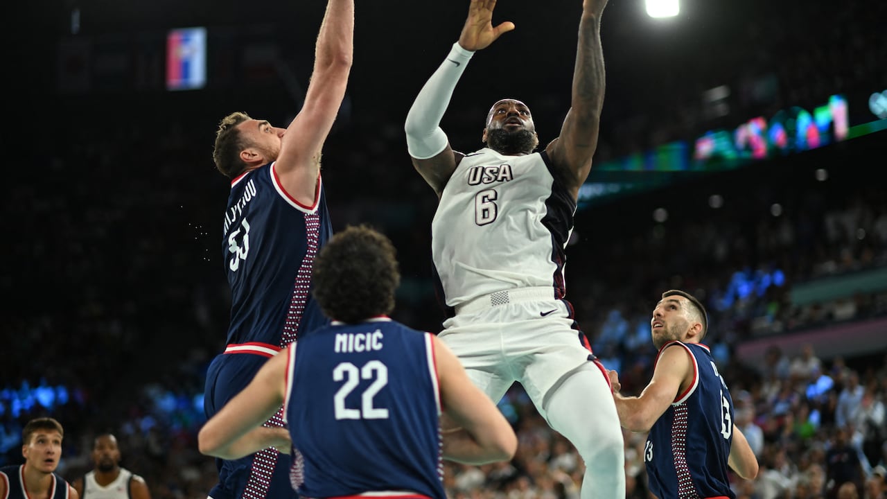 El número 06 de EE. UU. LeBron James va a la canasta en el partido semifinal de baloncesto masculino entre EE. UU. y Serbia durante los Juegos Olímpicos de París 2024